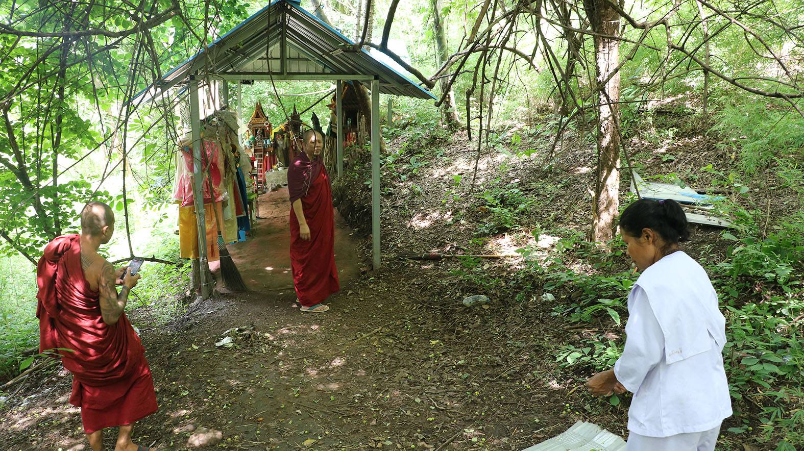 ตำรวจสภ.ปากท่อตรวจสอบเหตุมีโจรขโมยของวัดขันสัมฤทธิ์สมัย ร. 5