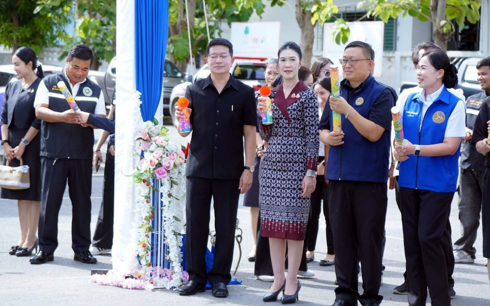 กาญจนบุรี Kick-off “ไทยช่วยไทย” ส่งรถพุ่มพวงขายสินค้าถูกถึงหน้าบ้าน