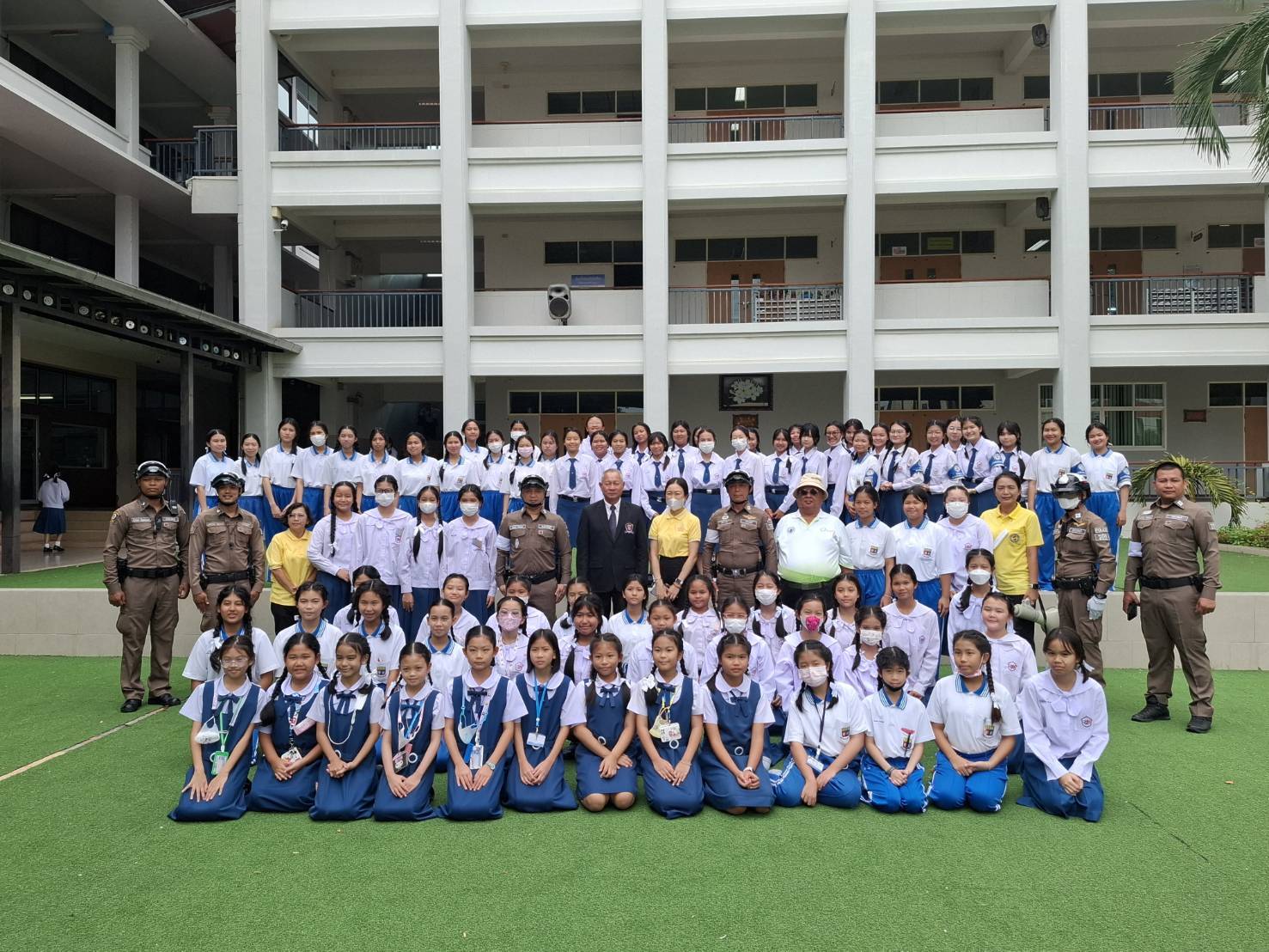 โรงเรียนเซนต์ปอลคอนแวนด์ จับมือ จราจร สภ.ศรีราชา อบรมกฎหมายจราจร แก่นักเรียน