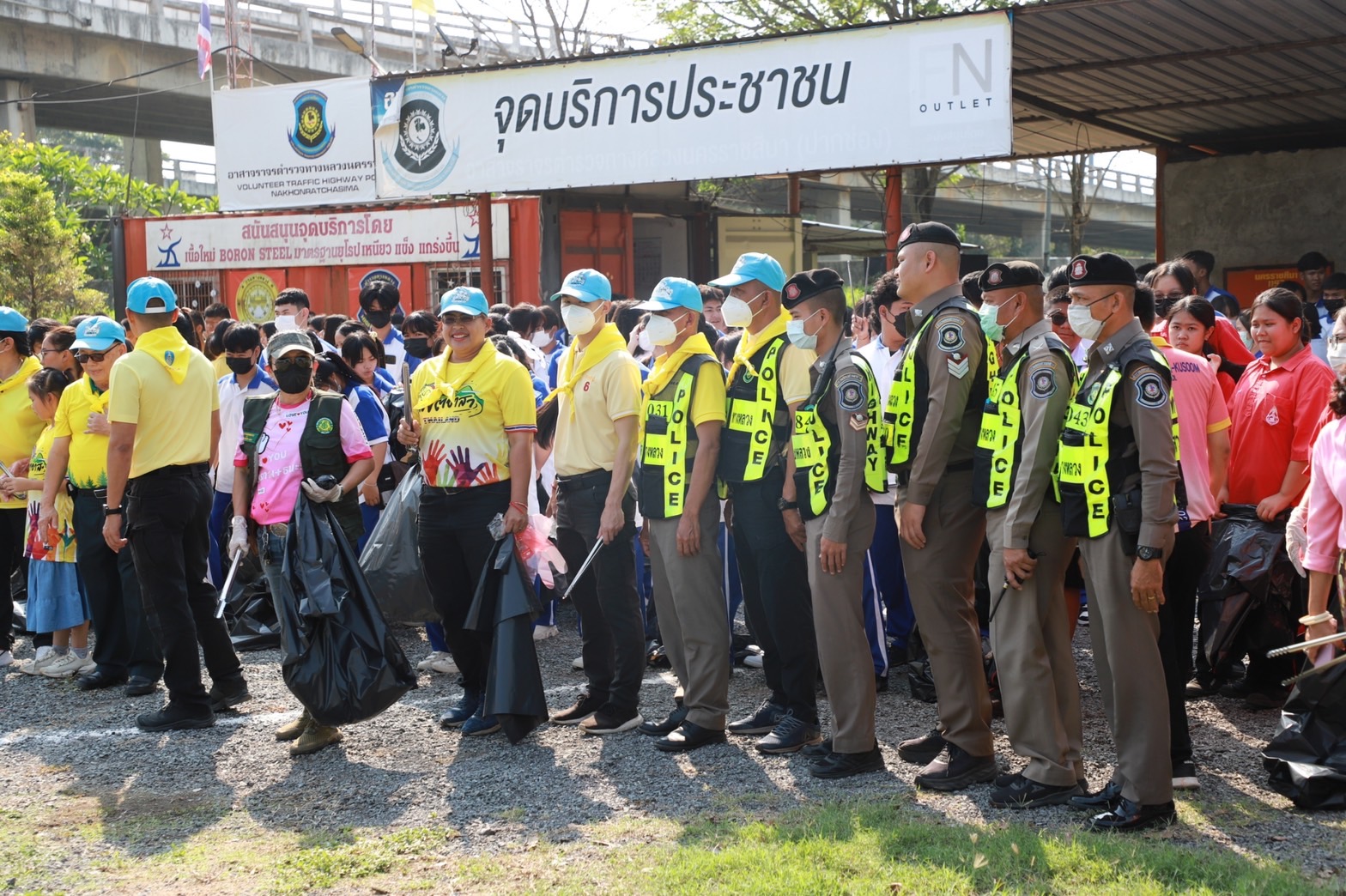 ตร.ทางหลวงโคราช-ชมรมฮักเขาใหญ่ ไอเดียเจ๋ง สร้างสรรค์ วันวาเลนไทน์ บอกรักษ์โลกเก็บขยะริมถนนมิตรภาพปีที่ 4