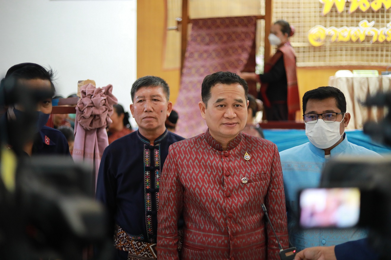 กาฬสินธุ์เปิดราคาครึ่งล้านผ้าลายพันมหาพันราชินีแห่งไหมไทยอำเภอคำม่วง