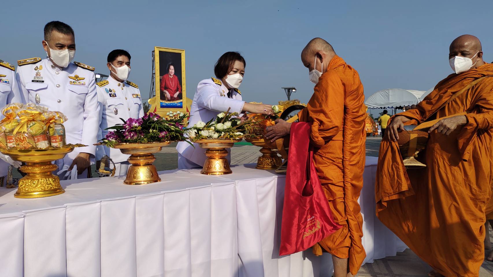 รองผู้ว่าฯชัยนาท นำ ขรก. พ่อค้า ประชาชน ร่วมพิธีทำบุญตักบาตร ครบรอบ 100 ปี วันประสูติสมเด็จพระเจ้าพี่นางเธอ เจ้าฟ้ากัลยาณิวัฒนาฯ