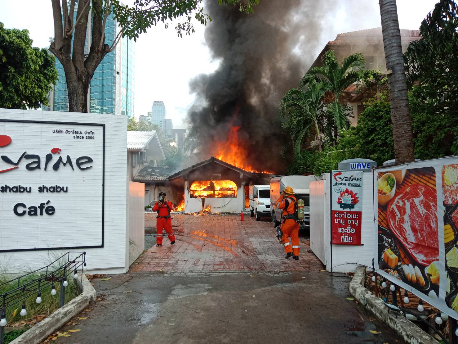 ระทึก!! แก๊สระเบิดร้านชาบูดัง กลางทองหล่อ 5 “แม่ครัว-ลูก” เจ็บสาหัส