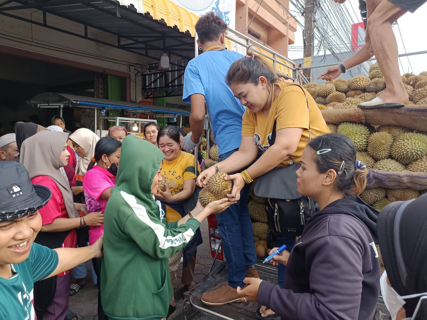 แม่ค้าทุเรียนใจดี    แจกฟรีหมอนทอง ชะนี 3, 000 กิโล แก่ชาวบ้าน หลังบนบานตาหลวงไข่ วัดเจดีย์   ยอดขายส่งออกทุเรียนได้กำไรทะลุเป้า