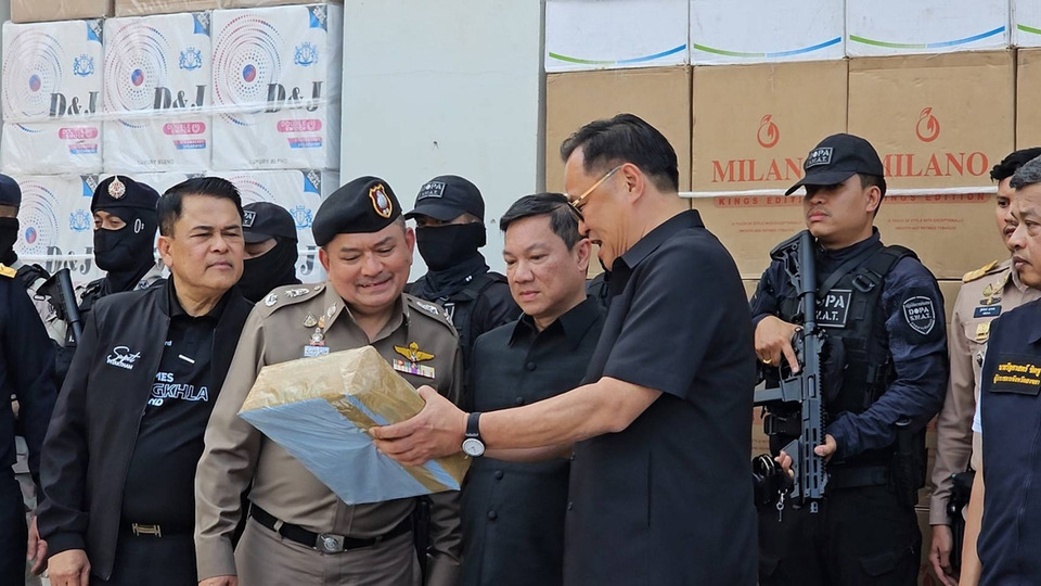 นายกฯอนุทิน ลุยหาดใหญ่แถลง “สิงห์ตะปบเหยื่อ” ทลายบุหรี่เถื่อน 20 ล้านมวน โยงนักการเมือง