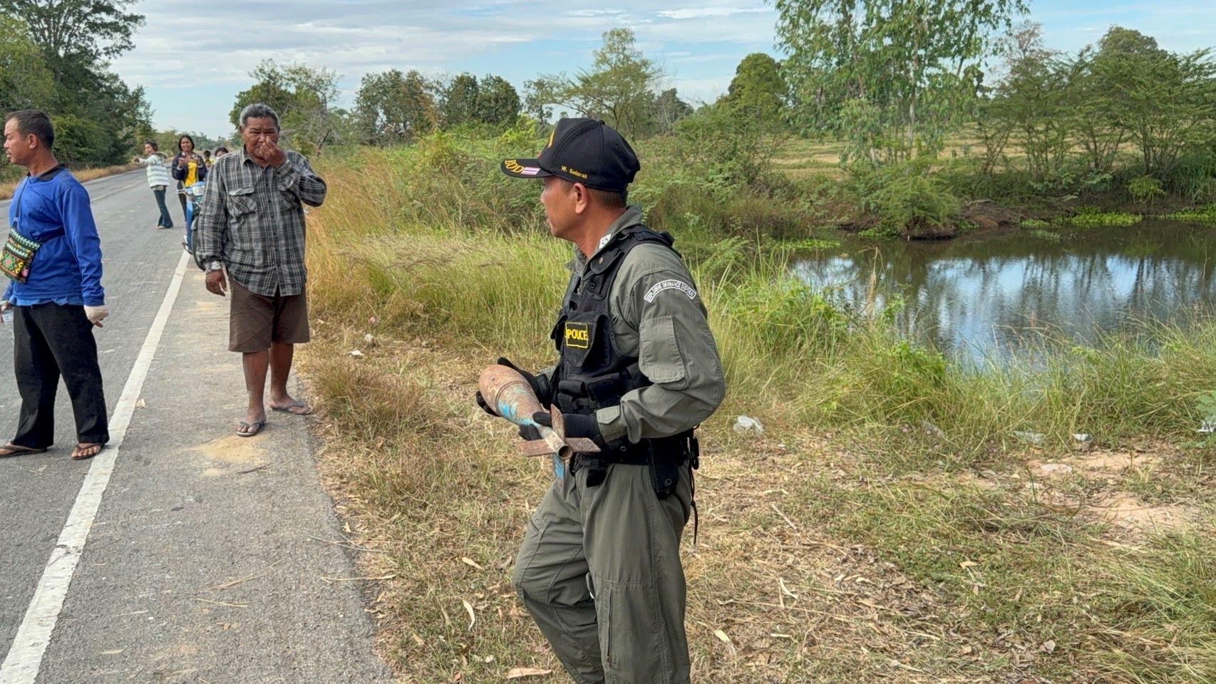ตำรวจชุด EOD เข้าตรวจสอบระเบิดสงครามหลังมีชาวบ้านแจ้งพบอยู่ข้างทางในพื้นที่อ.ประโคนชัย 
