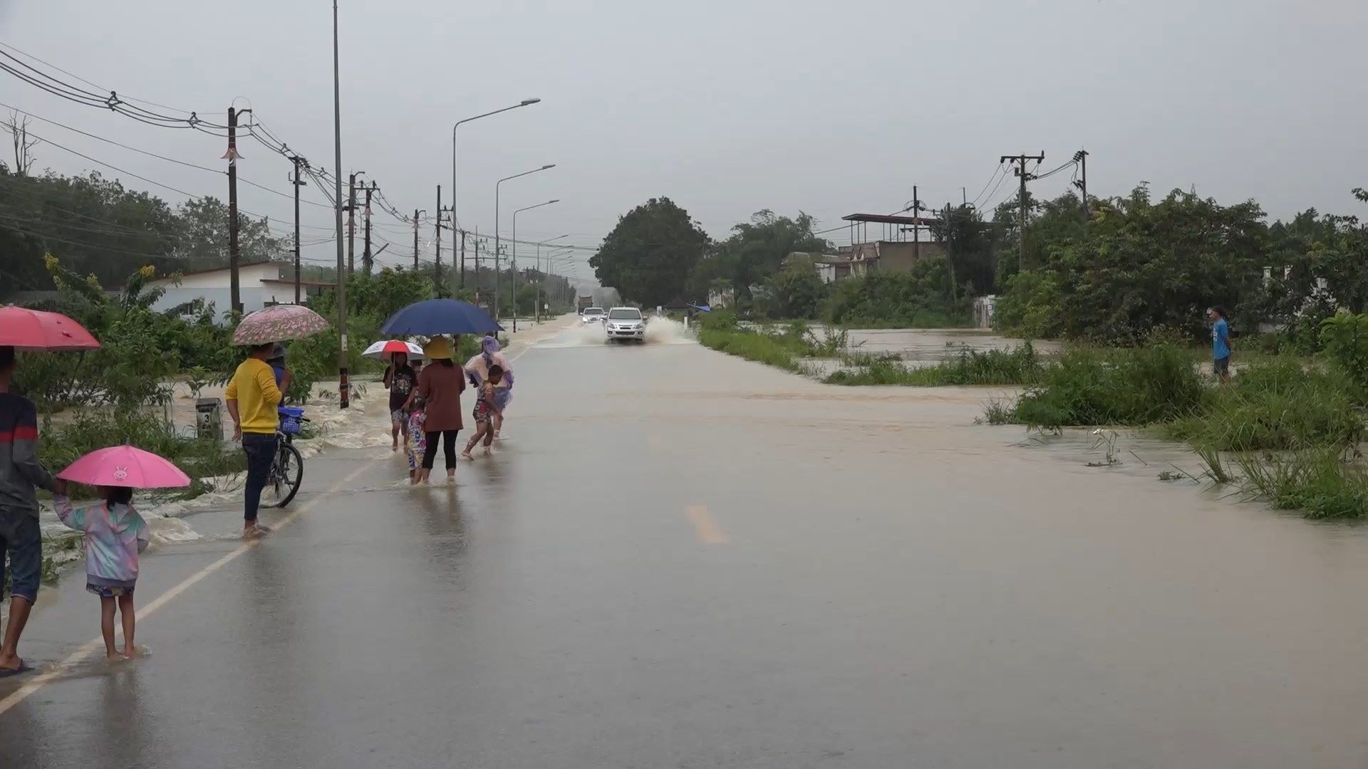 ฝนตกในพื้นที่สะเดาทั้งคืนทำน้ำท่วมกว่า 7 หมู่บ้านล้นเอ่อถนนสายบ้านคลองแงะ - บ้านบาโรย