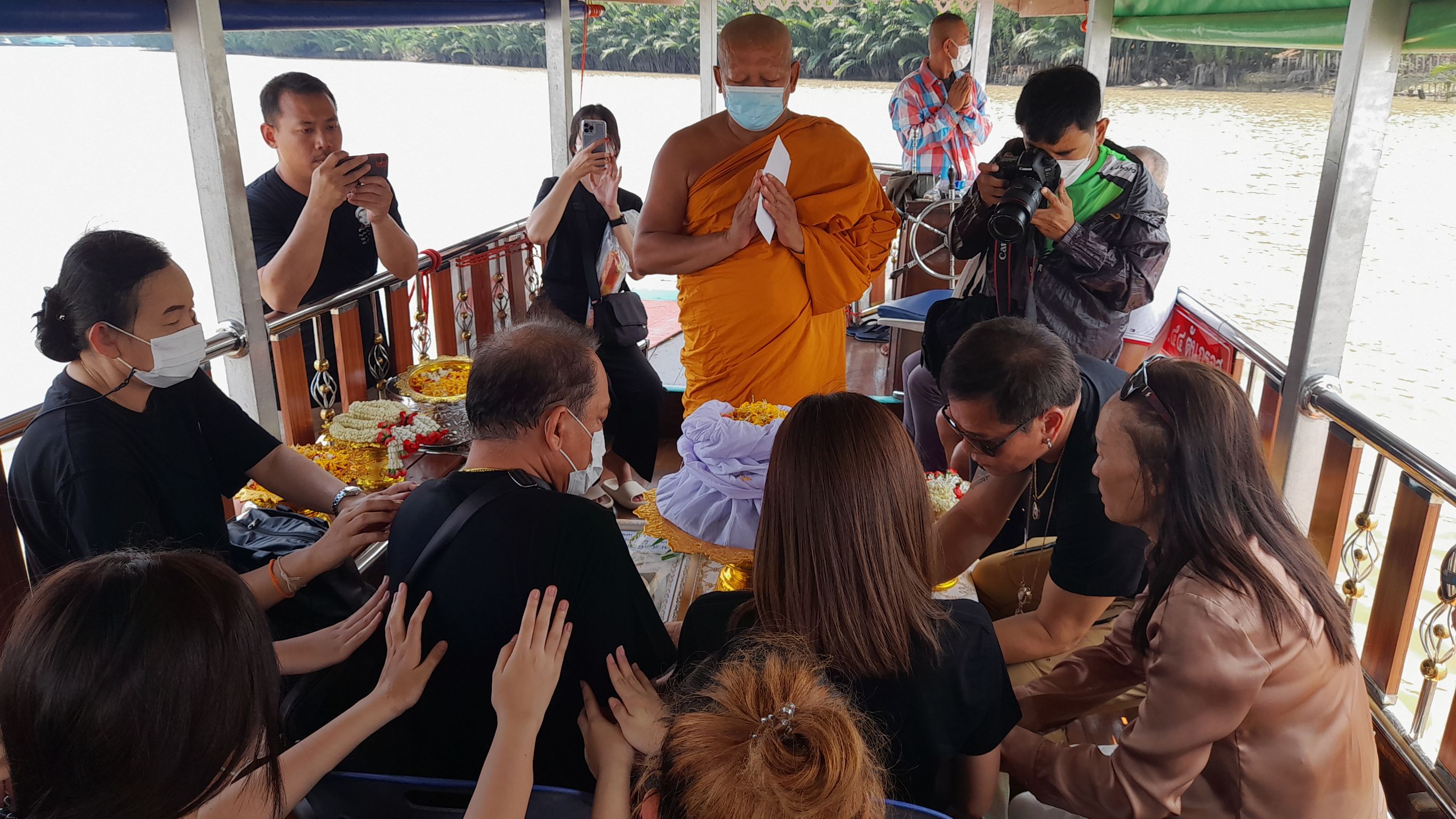 โศกเศร้า!บรรยากาศพิธีลอยอังคาร"น้องจีจี้"พ่อติดใจ 19 วันคดีไม่คืบ ยันเดินหน้าทวงความเป็นธรรม 