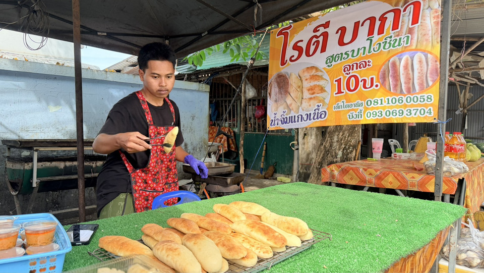   นักเรียนปอเนาะยะลา ใช้เวลาปิดเทอมขายโรตีบากาสูตรโบราณ กลิ่นหอมกาบมะพร้าว ลูกค้าแห่อุดหนุน