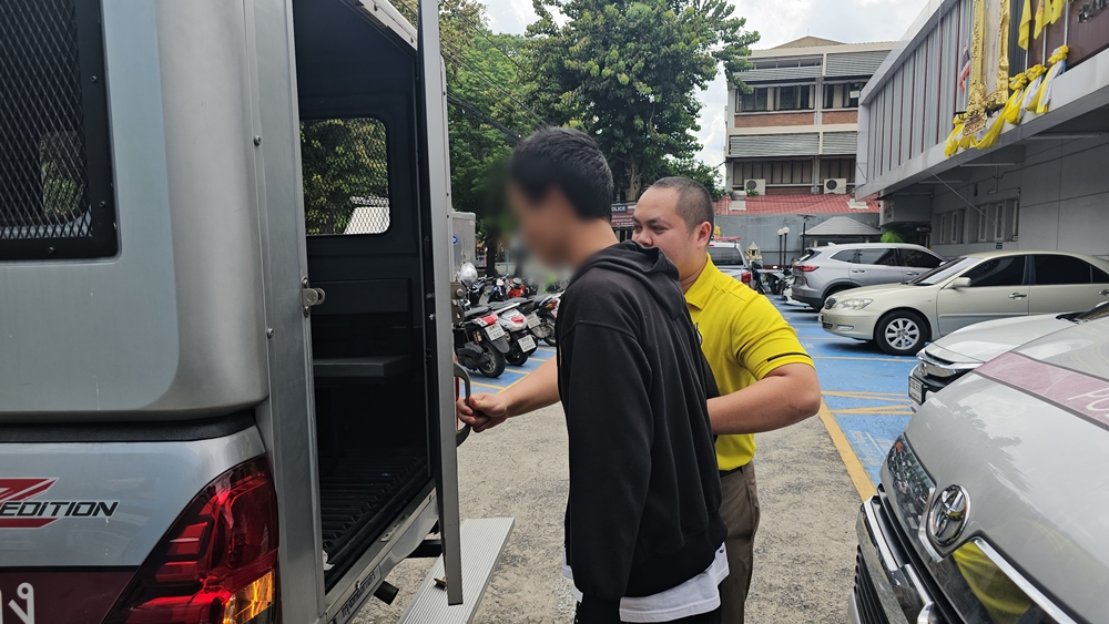 ตร.ห้วยขวาง หิ้วเยาวชน 17 ปี ชักปืนจี้ชิงทองหนัก 5 ในห้างดังย่านรัชดา ส่งฝากขังศาลเยาวชนฯ