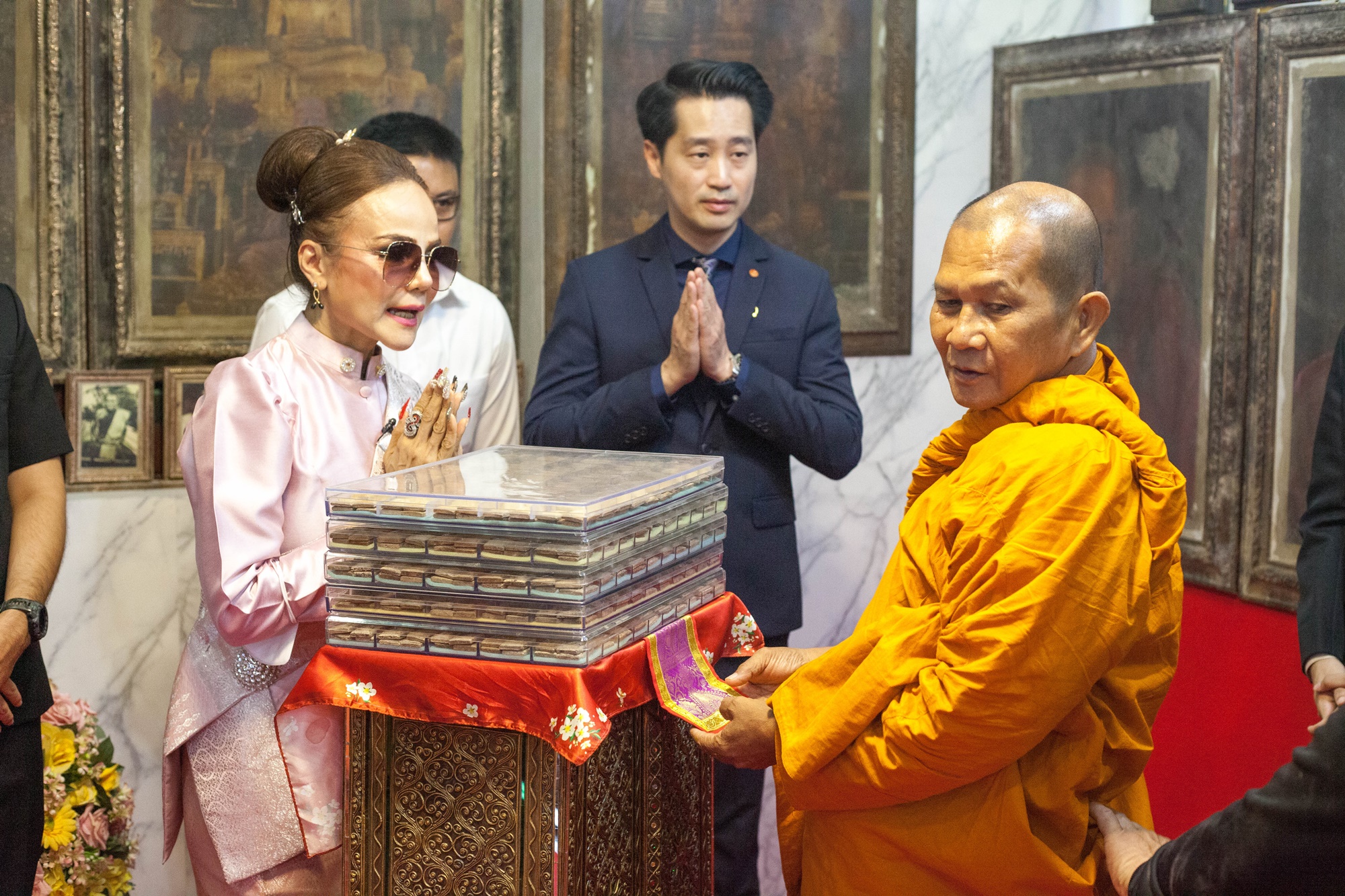 "ผอ.ฟ้า" ถวายพระสมเด็จ 24 วัดทั่วประเทศ รวม 3 หมื่นองค์ "ดารา-นักร้อง" ชาวบ้านแห่ร่วมงานกันคึกคัก