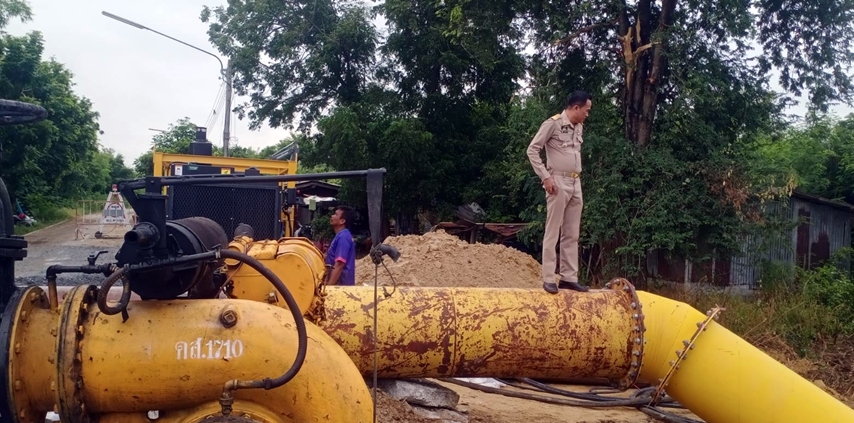 คบ.สามชุก ติดตามสถานการณ์น้ำตำบลสามชุก เร่งระบายน้ำพร้อมรับน้ำฝน