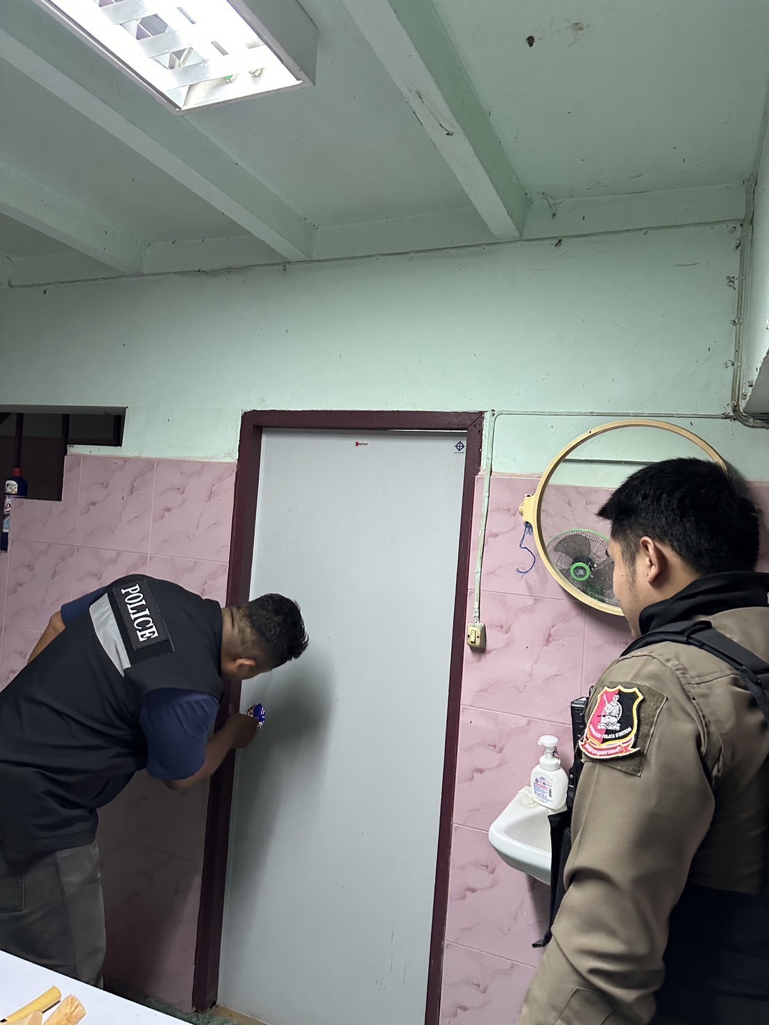ตำรวจบางระกำ ฮีโร่ตัวจริงช่วยเหลือประชาชนหลังติดอยู่ในห้องน้ำ