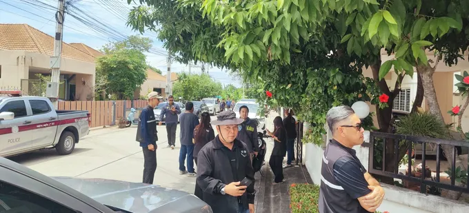 ตำรวจล้อมบ้านเกลี้ยกล่อม ร.ต.ต. หลังภรรยาถูกยิงดับในโรงเรียนอนุบาลหนองปลาไหล เด็ก 44 คนปลอดภัย