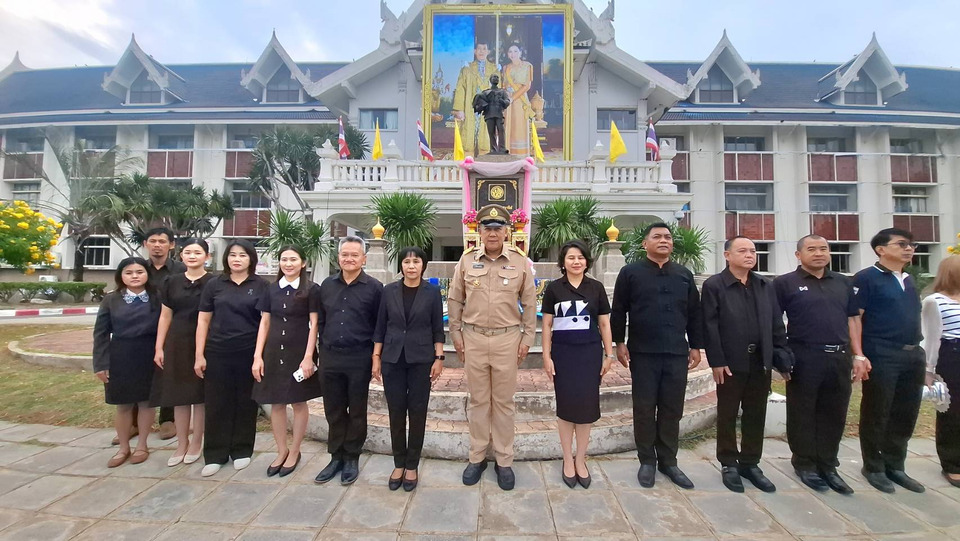 ผู้ว่าฯสิงห์บุรี กราบสักการะสิ่งศักสิทธิ์ก่อนเข้าห้องปฏิบัติงานวันแรก
