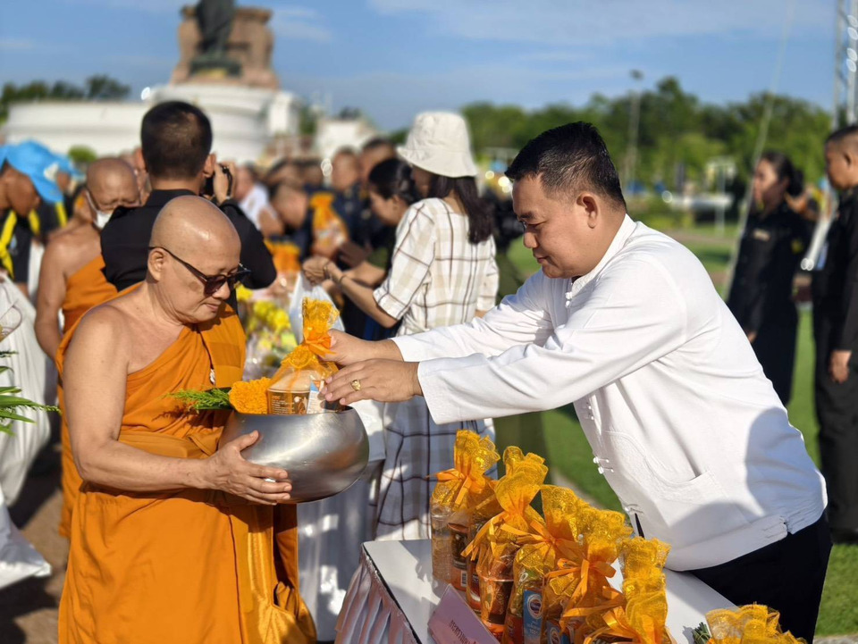 พลังศรัทธาหลั่งไหล! พุทธศาสนิกชนนับหมื่นร่วมตักบาตร "วันวิสาขบูชา 2569" แน่นพุทธมณฑลน้อมถวายเป็นพุทธบูชา