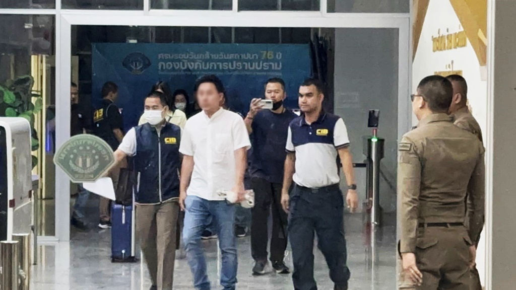 คุมตัว "ทนายตั้ม" พร้อมภรรยา เข้าห้องขัง หลังสอบปากคำมาราธอนกว่า 11 ชั่วโมง
