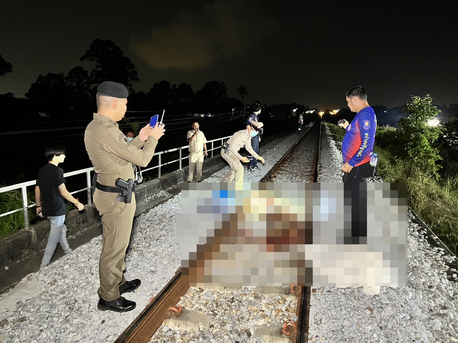 ม้าเหล็กขยี้ร่างหนุ่มนิรนามนอนกอดรางรถไฟดับสยองก่อนถึงสถานีรถไฟบางละมุง