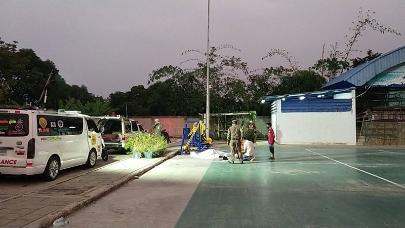 หนุ่มใหญ่ฟุบดับข้างสนาม หลังบ่นแน่นหน้าอก ขณะเล่นฟุตบอล