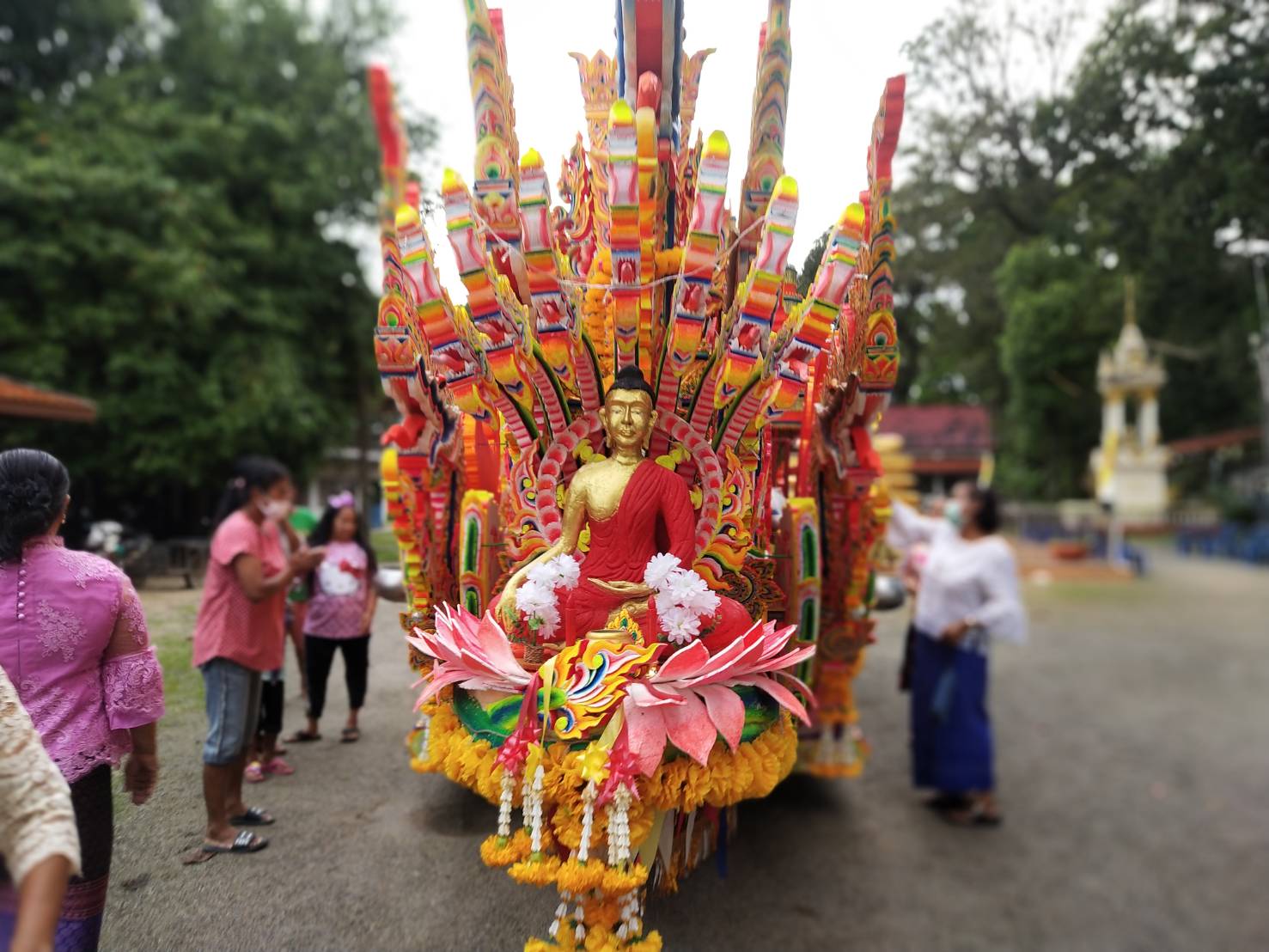  ชาวสตูลตักบาตรเทโวออกพรรษา  ก่อนร่วมสืบสานงานประเพณีชักพระ  