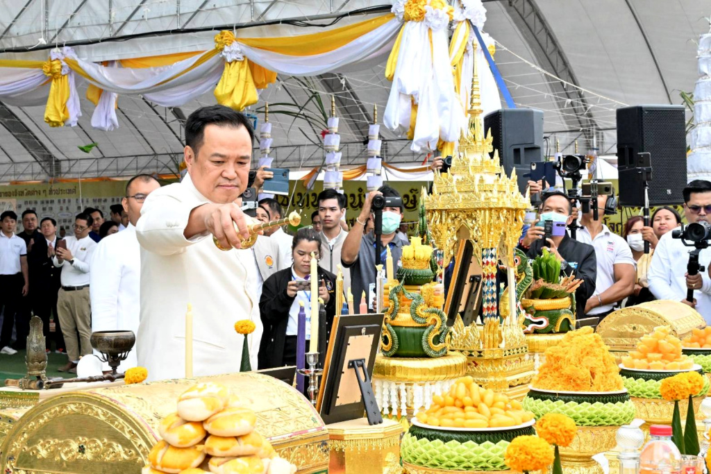 "อนุทิน" เททองหล่อ "พระพุทธโลกนาถนาคาไชยบุรี" แลนด์มาร์คแห่งใหม่บึงกาฬ