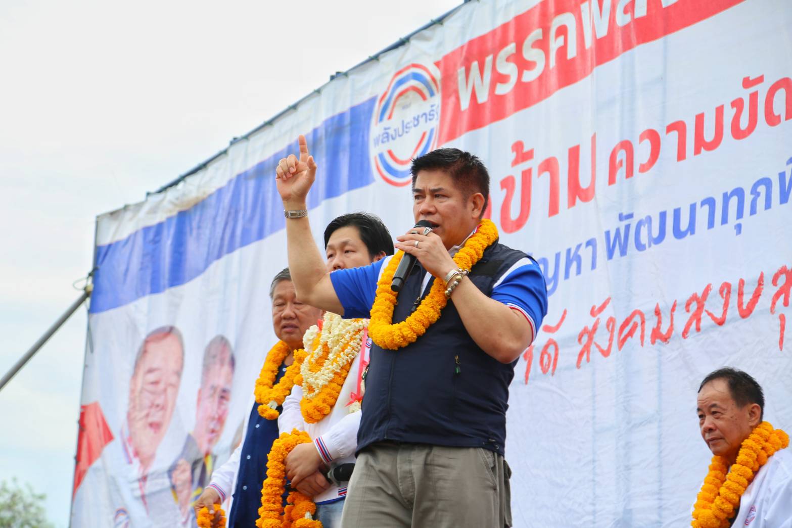 ‘ผู้กองธรรมนัส' ปลุกพลังคนพะเยานับหมื่น อ้อนขอคะแนนให้ เบอร์ 6 ยกจังหวัด 