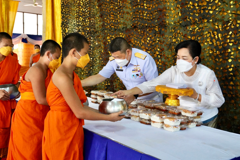 ผบ.กร. ทอดผ้าป่าสามัคคีเพื่อกองทุนภัตตาหารเพลสามเณรบวชเรียน-บูรณปฏิสังขรณ์ศาสนสถานวัดทุ่งเหียง ร่วมใจสู้โควิด