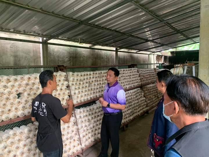 นอภ.บ้านไร่ ต้อนรับผู้ว่าฯอุทัยธานี เยี่ยมชมกลุ่มโอทอป ณ บ้านถุงเงินฟาร์มเห็ด