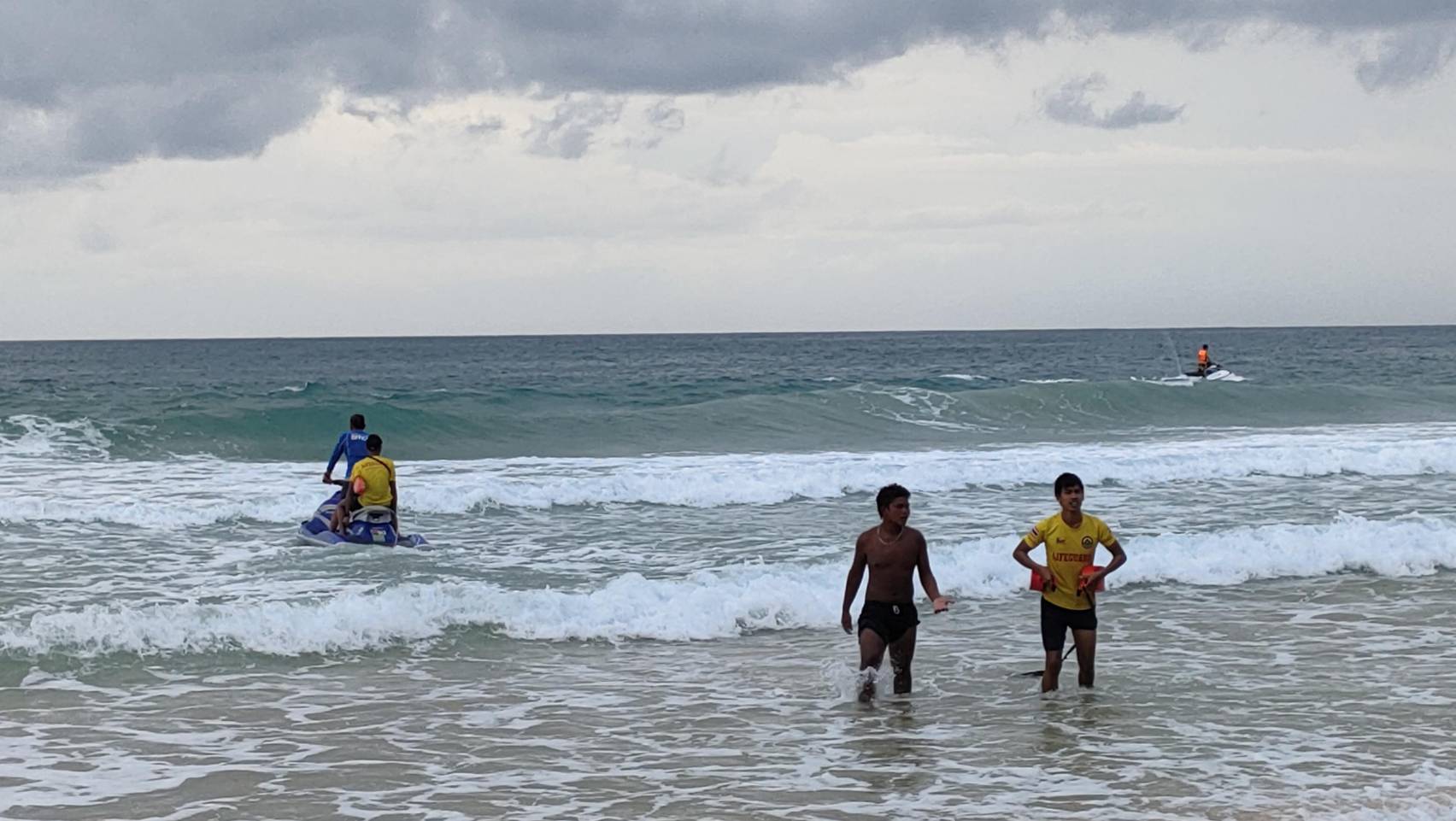 ภูเก็ต4 นร.ม.3 ถลาง ฝ่าคลื่นลมแรงลงเล่นน้ำหาดสุรินทร์ จมทะเลถูกช่วยขึ้นฝั่งรอด2 และอีก1ราย