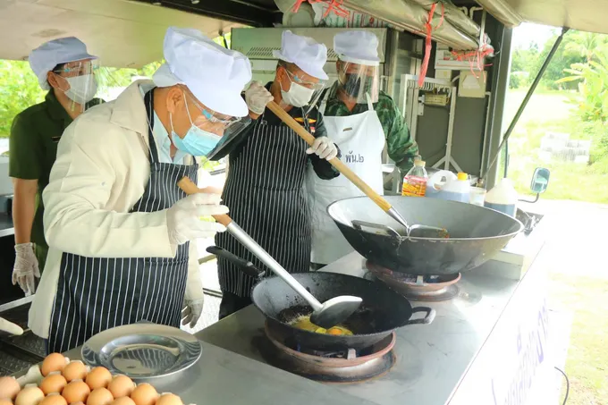 ทหาร ร.5 พัน.2 จัดครัวสนามช่วยเหลือผู้ที่ได้รับผลกระทบจากโควิด19