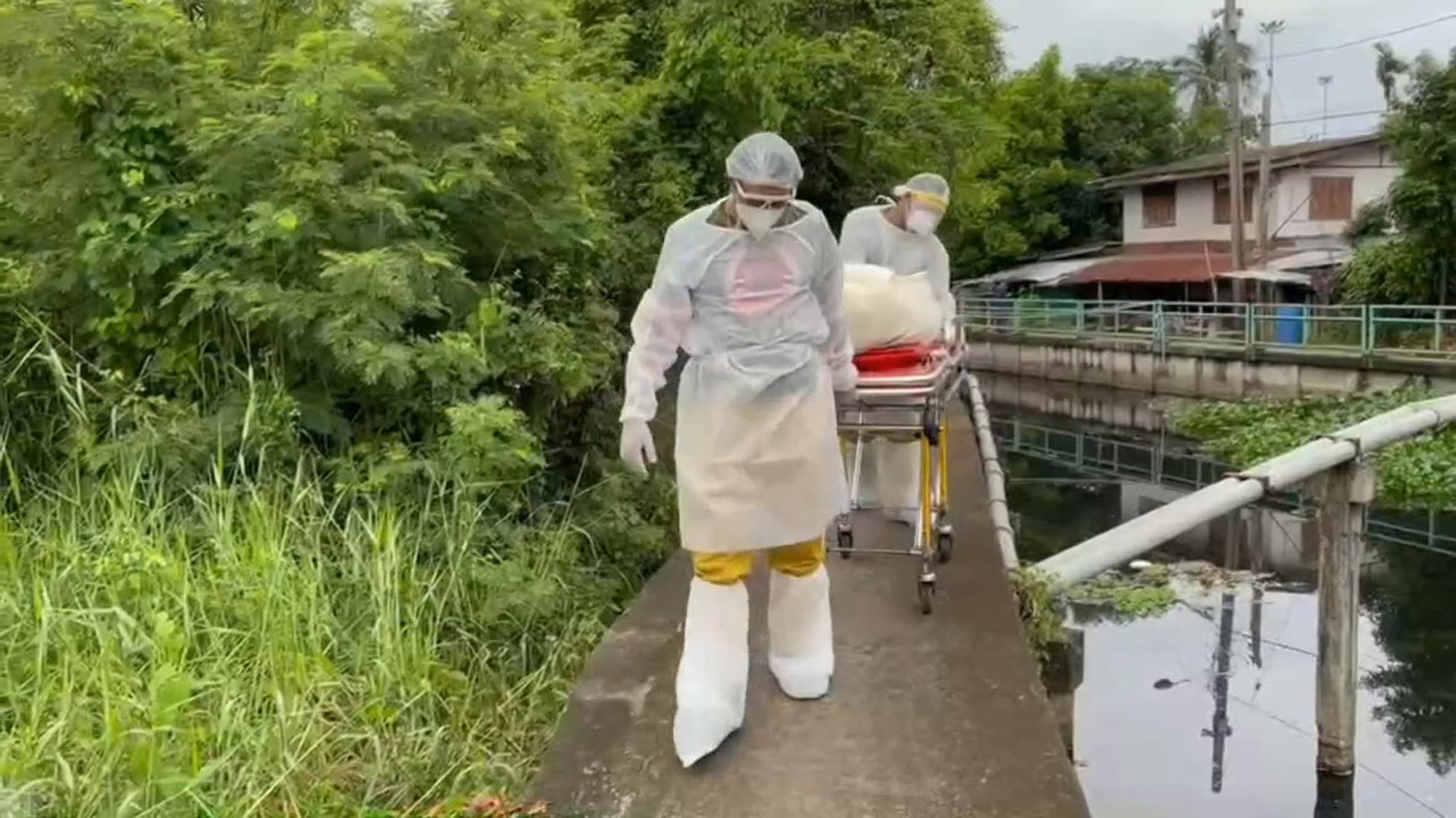หนุ่มตายแปลกแก้ผ้าผูกคอใต้ต้นมะรุมใช้ถุงพลาสติกคลุมหัว 