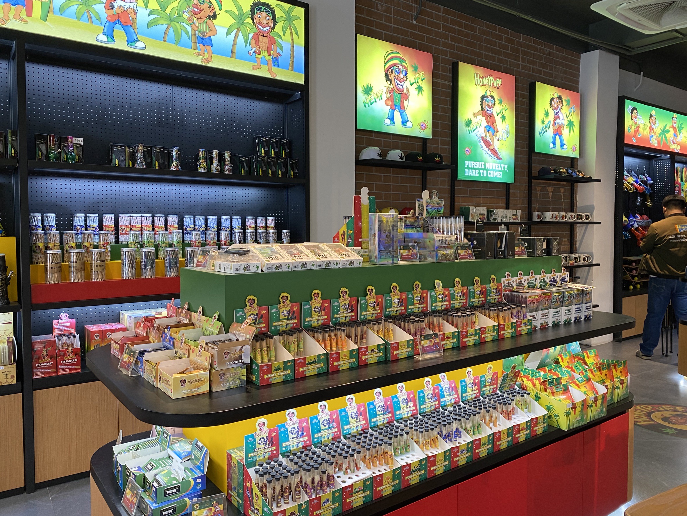 ผู้ประกอบการร้านกัญชาพัทยา หวั่นผลกระทบแก้กัญชากลับขึ้นบัญชีสารเสพติด 