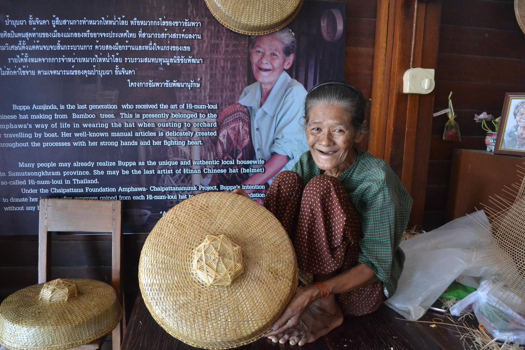 คุณยายวัย 89ปี ครูสอนจักรสานบ้านอัมพวาชัยพัฒนานุรักษ์ 