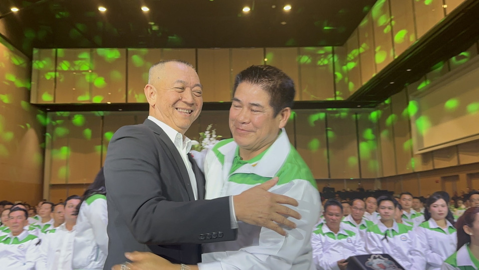 “เฉลิมชัย” โผล่เปิดตัว “กล้าธรรม” กอด “ธรรมนัส” ไม่สมัครสมาชิก ลั่นสู้ไปด้วยกัน หนุนทีมเก่าลุยเลือกตั้ง
