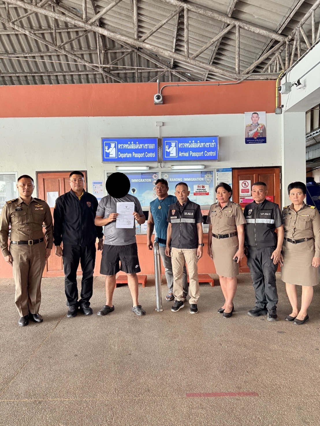 ตม.จว.ระนอง รวบผู้ต้องหาตามหมายจับศาลคาด่านจุดตรวจผ่านแดนเข้าออกราชอาณาจักร