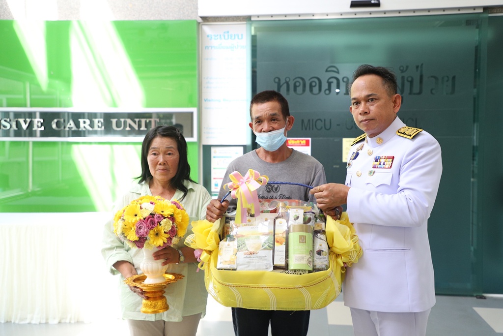 ในหลวง-พระราชินี พระราชทานดอกไม้และตระกร้าสิ่งของเยี่ยมทหารพรานบาดเจ็บจากเหตุระเบิดที่บาเจาะ