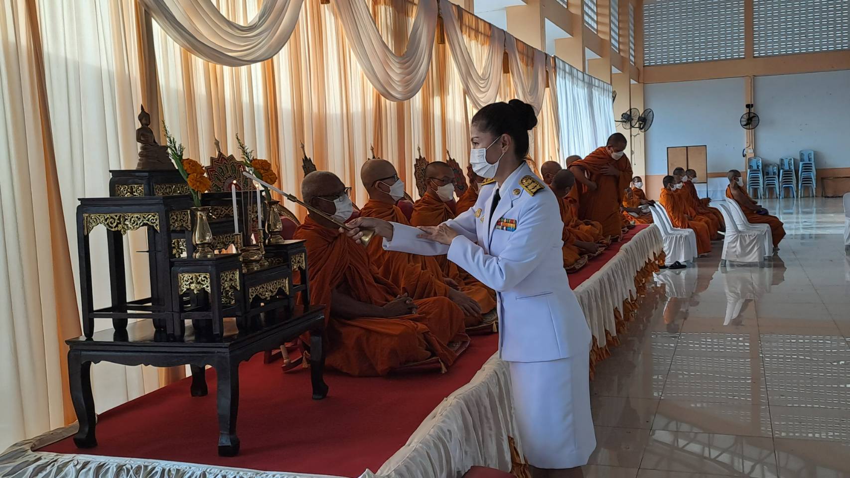 นายอำเภอ​ตะกั่วทุ่ง​ นำพสกนิกรร่วมทำบุญตักบาตรถวายพระราชกุศล วันเฉลิมพระชนมพรรษา
