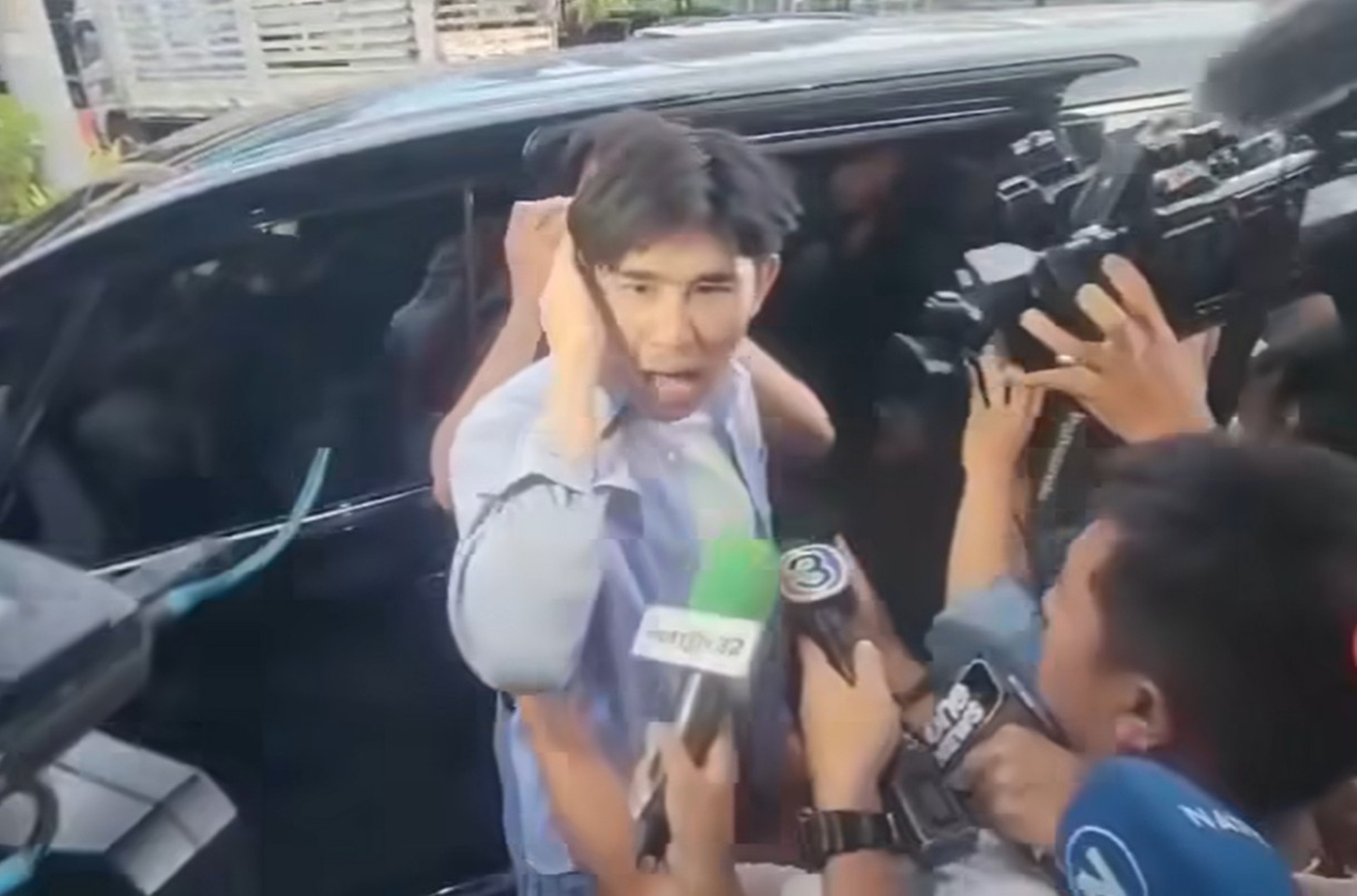 "พีช" ผู้สมัคร ส.ท.ธัญบุรี ขับรถเบียด "ลุง-ป้า" บาดเจ็บ ขึ้นโรงพักรับทราบข้อหา ฉุนใส่สื่อหลังโดนกล้องกระแทกหัว