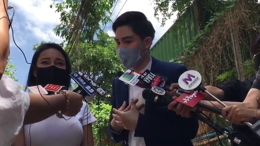 "แม็ก เดอะสตาร์" คุกเข่าขอขมา เอมมี่ อมลวรรณ หน้าศาลพระโขนง หลังถูกฟ้องคดีหมิ่นประมาทโดยการโฆษณา