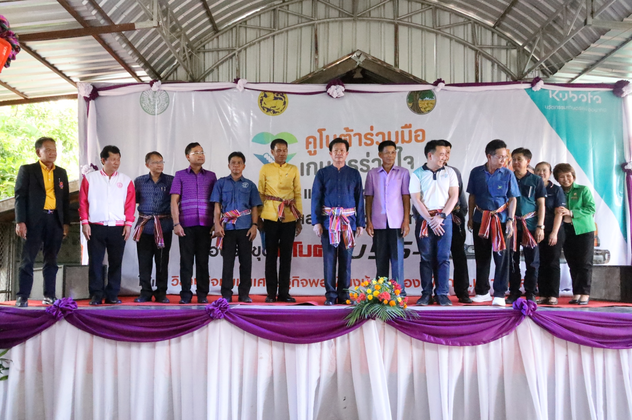 มหาสารคามร่วมกับ สยามคูโบต้าส่งมอบเครื่องจักรกลการเกษตร ให้กลุ่มเศรษฐกิจพอเพียง บ้านหนองเผือก 