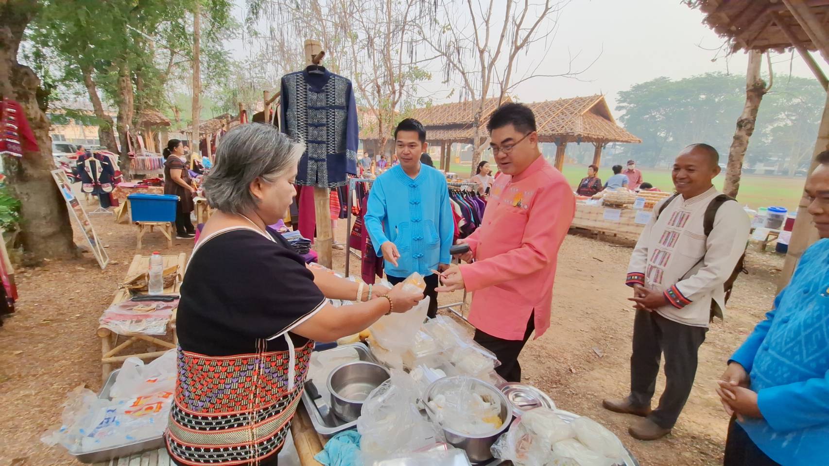 ผู้ว่าฯแม่ฮ่องสอน เยี่ยมชมตลาดชุมชนคนพอเพียงกระตุ้นเศรษฐกิจให้กับบรรดาผู้ประกอบการรายย่อย  