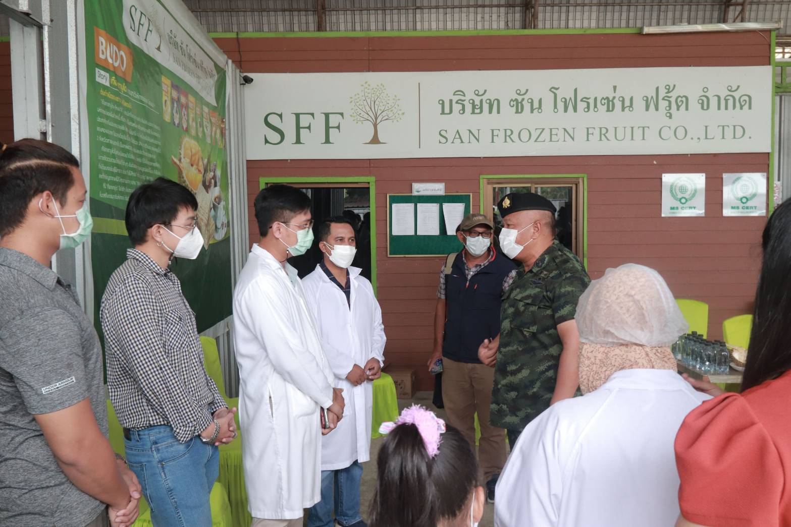 แม่ทัพภาคที่ 4 เยี่ยมชมการดำเนินงานโรงงานแปรรูปผลไม้  พร้อมผลักดันรองรับผลผลิตทางการเกษตร 