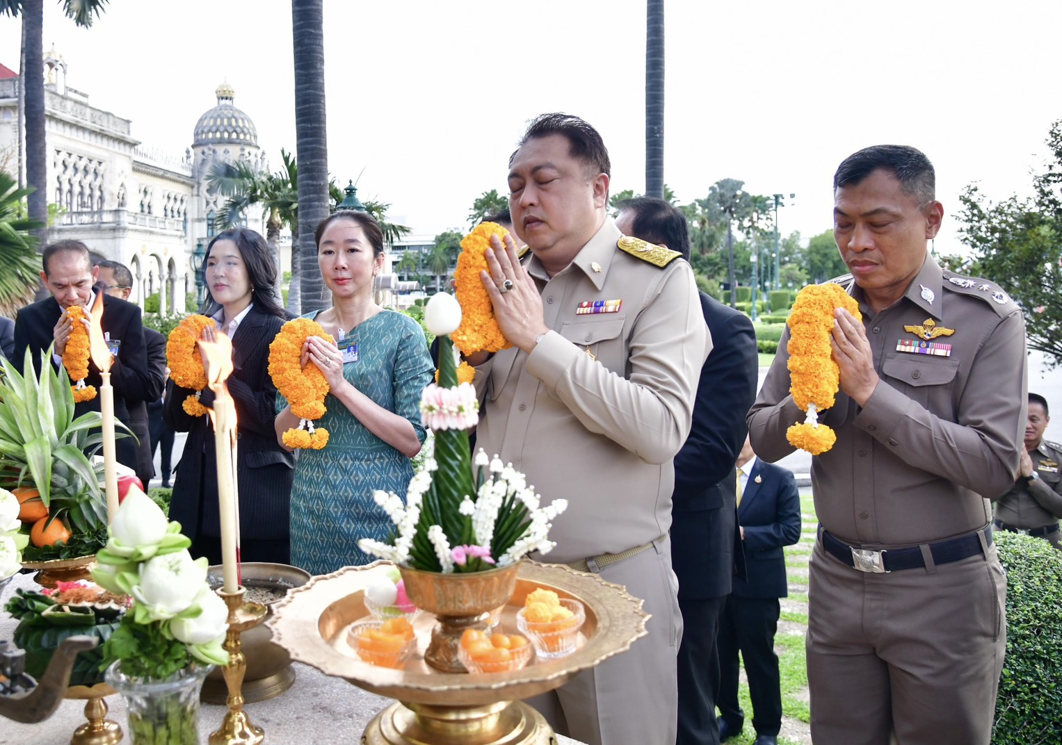 "สุชาติ" สักการะสิ่งศักดิ์สิทธิ์ประจำทำเนียบ อัญเชิญพระพุทธชินราชเข้าห้องทำงาน เสริมสิริมงคลให้ ครม.-ขรก.