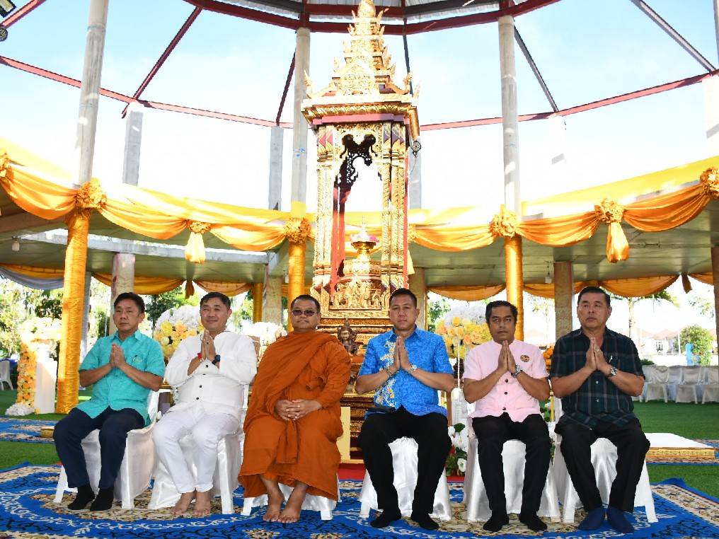 พ่อเมืองชลบุรีถวายสักการะพระบรมสารีริกธาตุ 9 แผ่นดินพร้อมเยี่ยมชมเส้นทางศึกษาศาสตร์พระราชา 