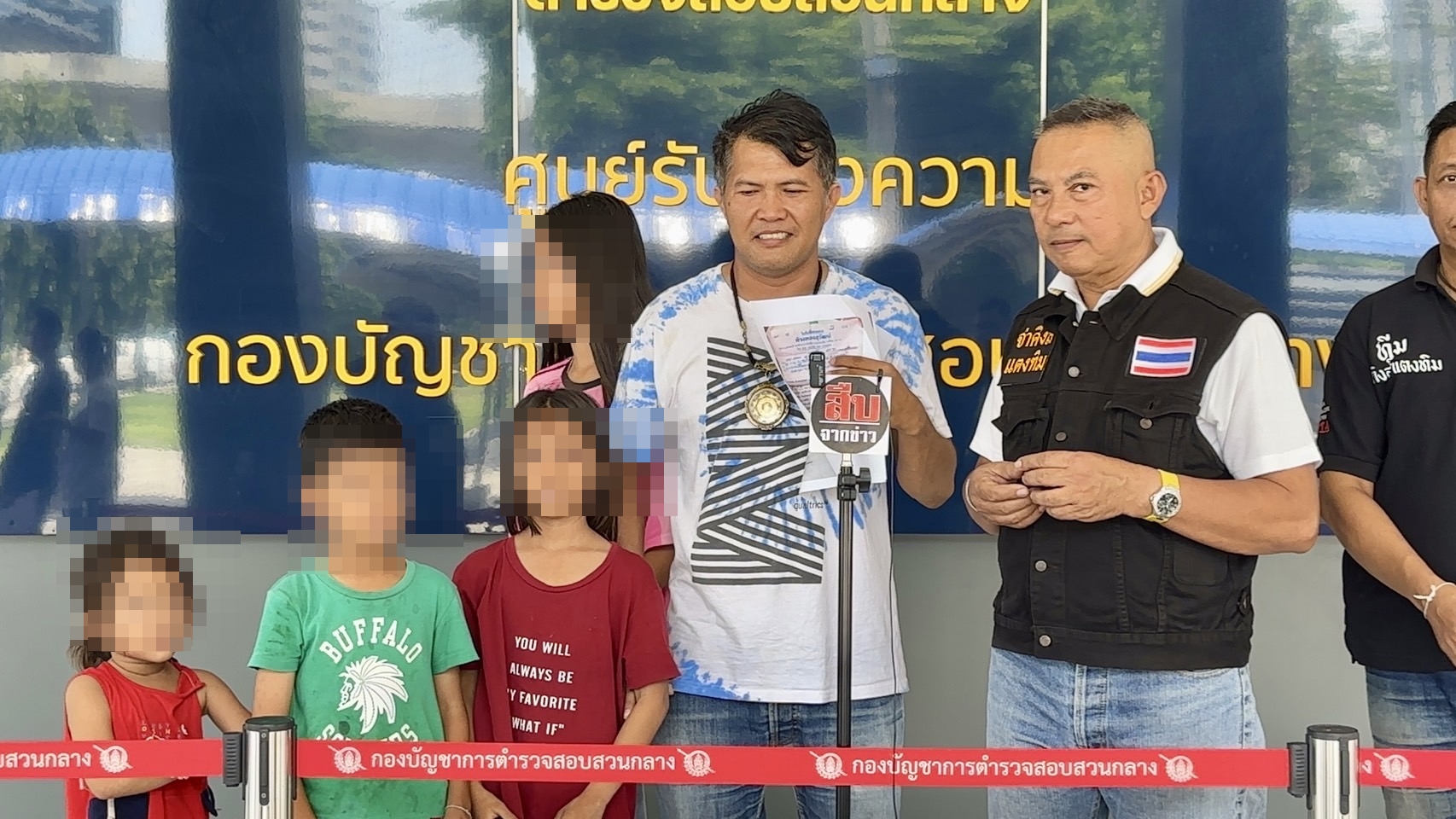 พ่อหอบลูก 4 คน ร้องกองปราบฯ โดนเจ้าของร้านทองชื่อดัง แจ้งจับฐานฉ้อโกงกล่าวหาเอาพระทองคำเก๊จำนำ