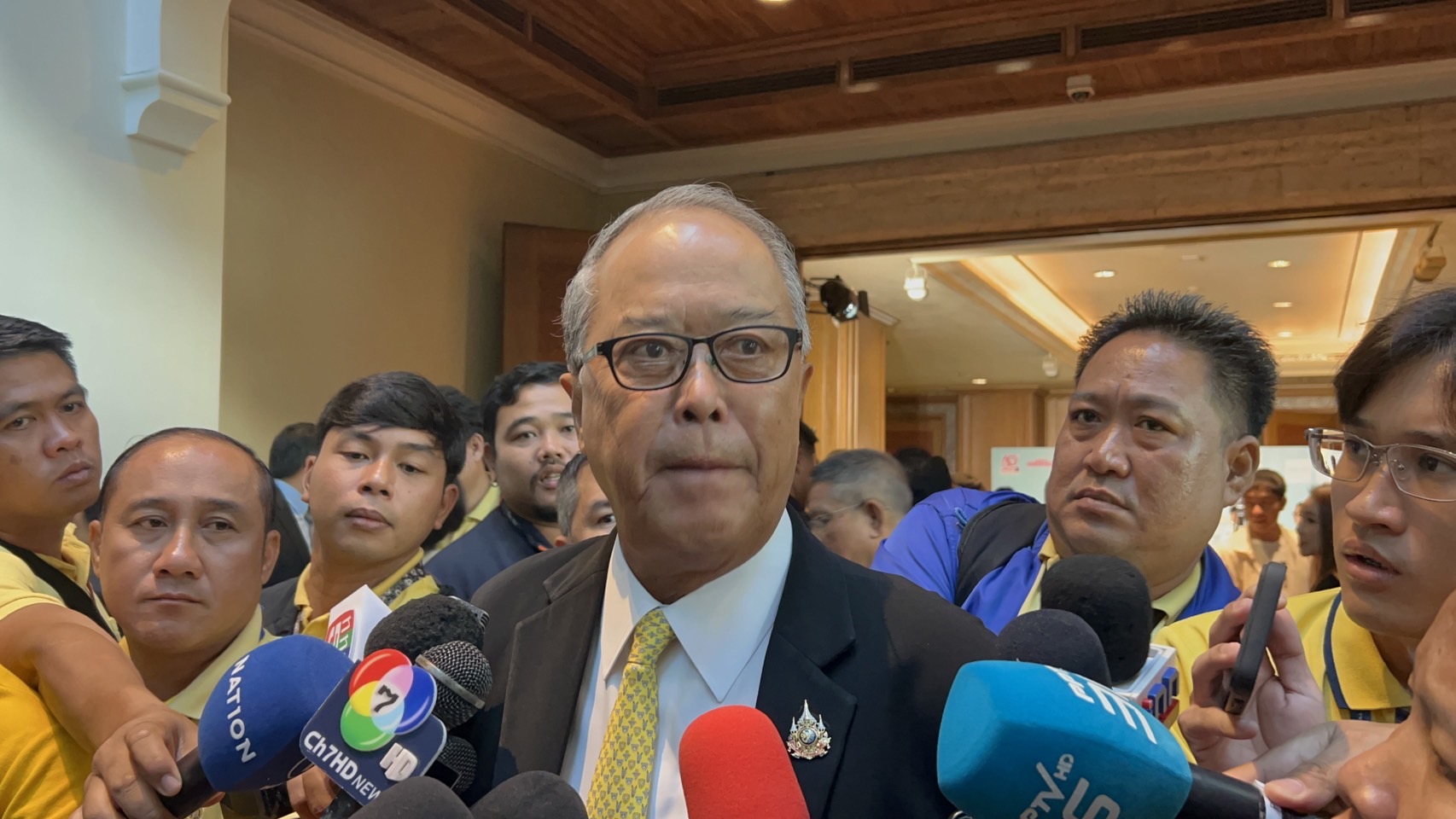"ชูศักดิ์" ลั่นพร้อมฟ้องกลับนักร้องเท็จ ทำประเทศจมปรัก ประชาชนเบื่อหน่าย  บอกขอดูคำร้อง "เรืองไกร" ก่อนยัน "ทักษิณ" ไม่เกี่ยวข้องครอบงำเพื่อไทย 