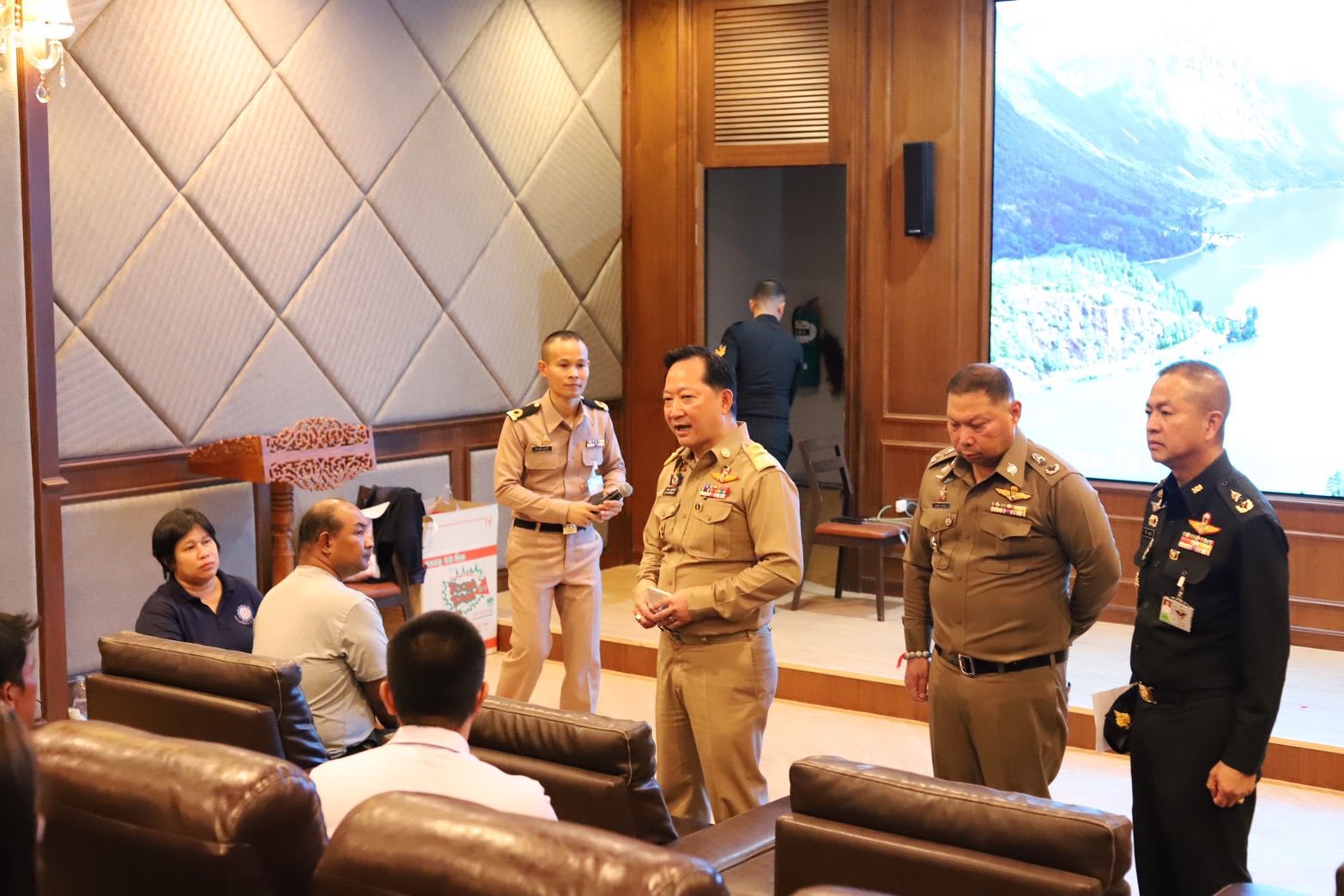 ผู้ว่าฯ ปทุมธานี แถลงเหตุการณ์รถบัสทัศนศึกษานักเรียน ไฟไหม้ บริเวณถนนวิภาวดีรังสิต