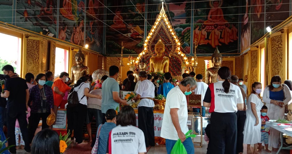 ปชช.แห่ไหว้ขอพรพระพุทธรูปศักดิ์สิทธิ์ “พระเจ้าใหญ่” วัดหงษ์ ช่วงวันหยุดยาว