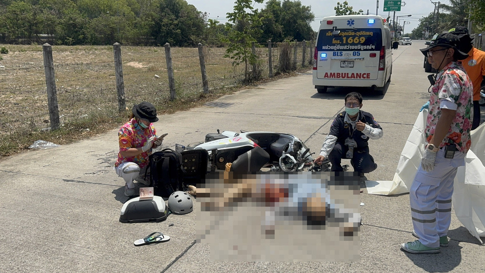 สยองพัทยา! หนุ่มจีนก้มดู GPS รถเสียหลักมุดใต้ 6 ล้อ ถูกล้อหลังเหยียบดับคาที่