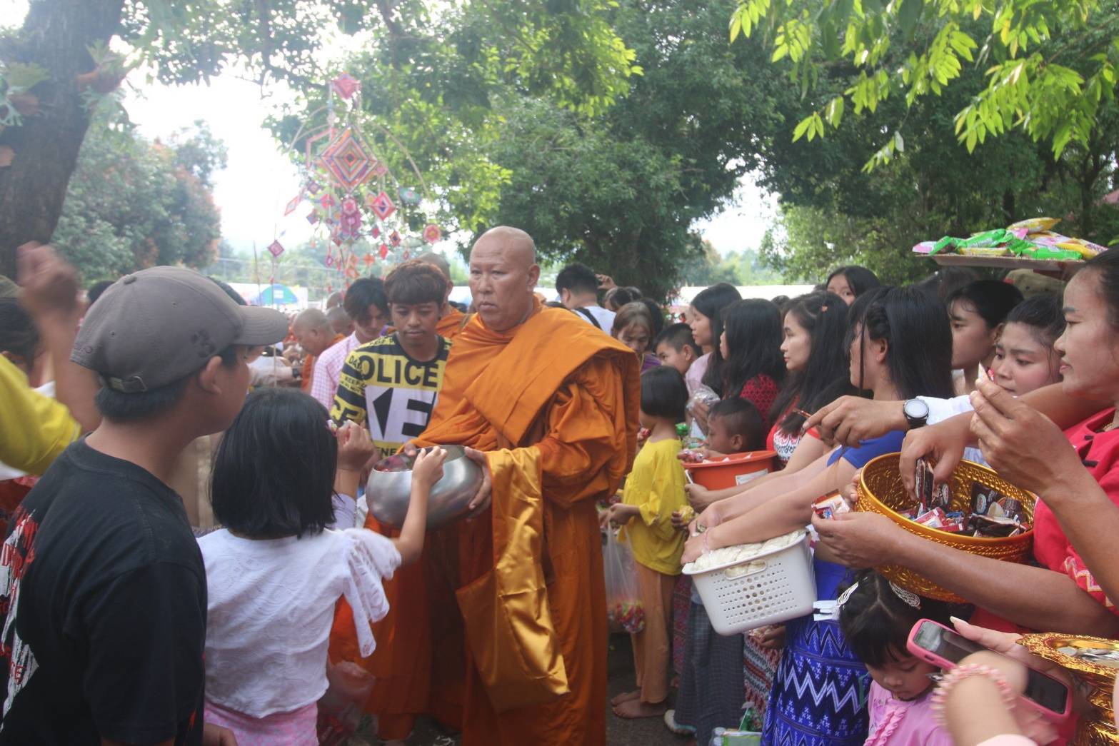 กาญจนบุรี 3 วัดในพื้นที่อำเภอสังขละบุรี จัดพิธีตักบาตรเทโว มีประชาชนในพื้นที่และเพื่อนบ้านร่วมบุญเป็นจำนวนมาก